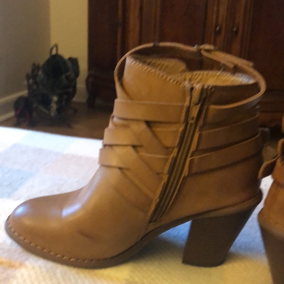 Ankle Boots - by Restricted - New never worn-tan - comfortable- Size 7 - Picture 4 of 5